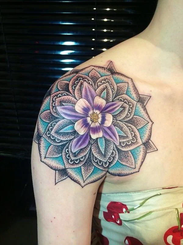 chica con tatuaje de mandala