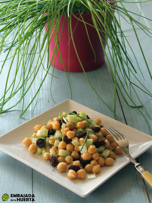 Ensalada de garbanzos, apio y pasas