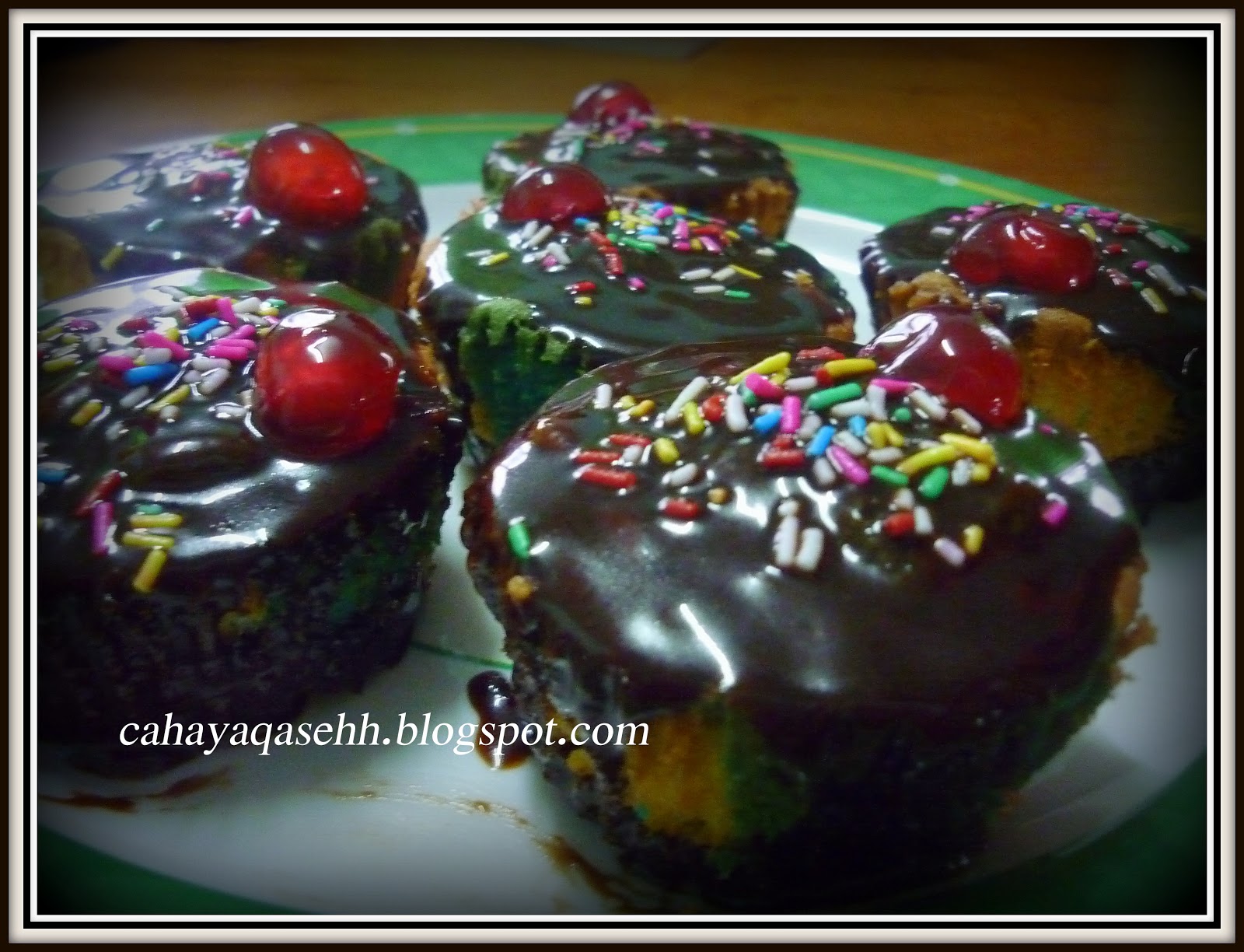 DARI DAPUR MAK LONG .: Cupcakes Pelangi With Coklat Ganache