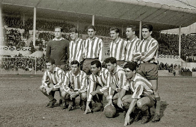 CLUB ATLÉTICO DE MADRID. Temporada 1960-61. Madinabeytia, Glaría, Ramiro, Isacio Calleja, Chuzo y Rivilla; Amador, Adelardo, Vavá, Joaquín Peiró y Enrique Collar. REAL SOCIEDAD DE FÚTBOL 1 🆚 CLUB ATLÉTICO DE MADRID 0 Domingo 12/03/1961. Campeonato de Liga de 1ª División, jornada 25. San Sebastián, Guipúzcoa, estadio de Atocha. GOLES: ⚽1-0: 53’, Rivera.