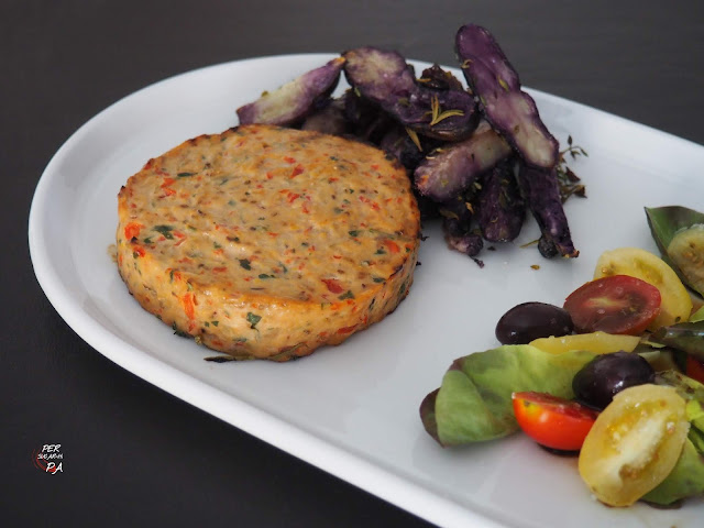 Hamburguesa de emperador con verduras, saludable y aromática.