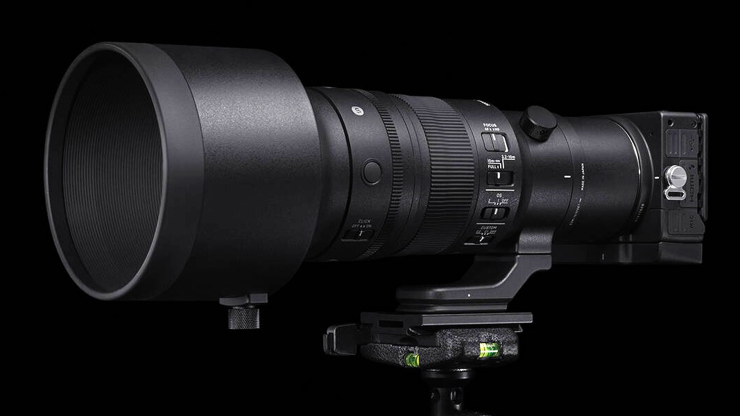 Камера Sigma fp L с объективом Sigma 500mm f/5.6 DG DN OS Sports на штативе