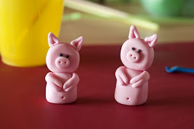 Pujsa sedeča iz tičino mase - Pig from fondant