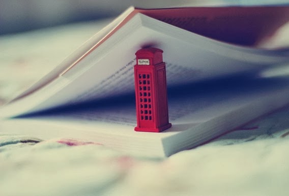 uk-telephone-box-book-close-up-photo-hd-wallpaper