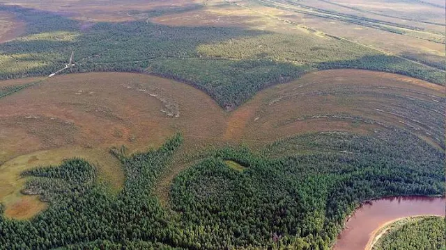 O assentamento fortificado fica no alto de um terreno com vista para o próspero rio Amnya. Crédito: Nikita Golovanov.