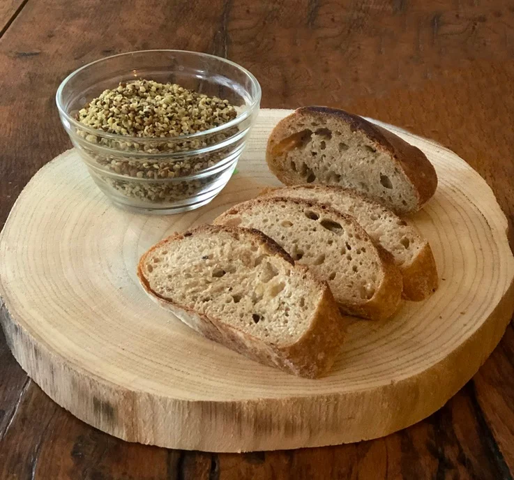 Pan de espelta con semillas de cáñamo y sésamo