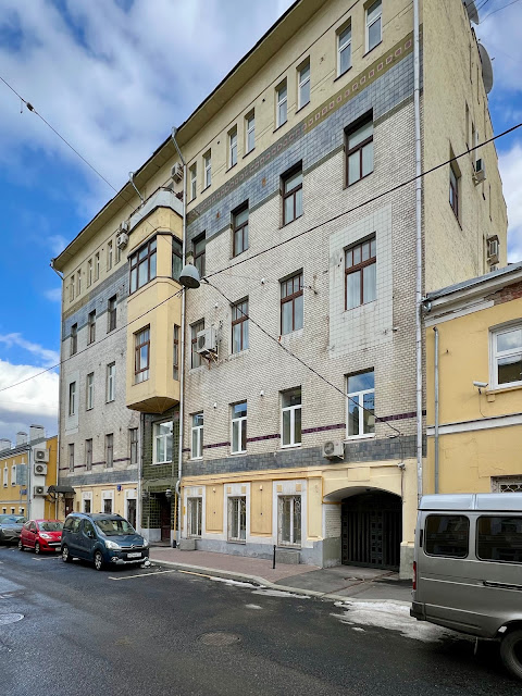 Большой Знаменский переулок, жилой дом 1910 года постройки – бывший доходный дом Н. П. Петрова - Соловова