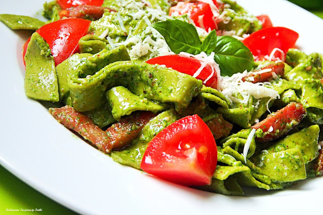 Tagliatelle z pesto, szynką i pomidorami