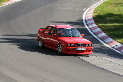 BMW E30 in red