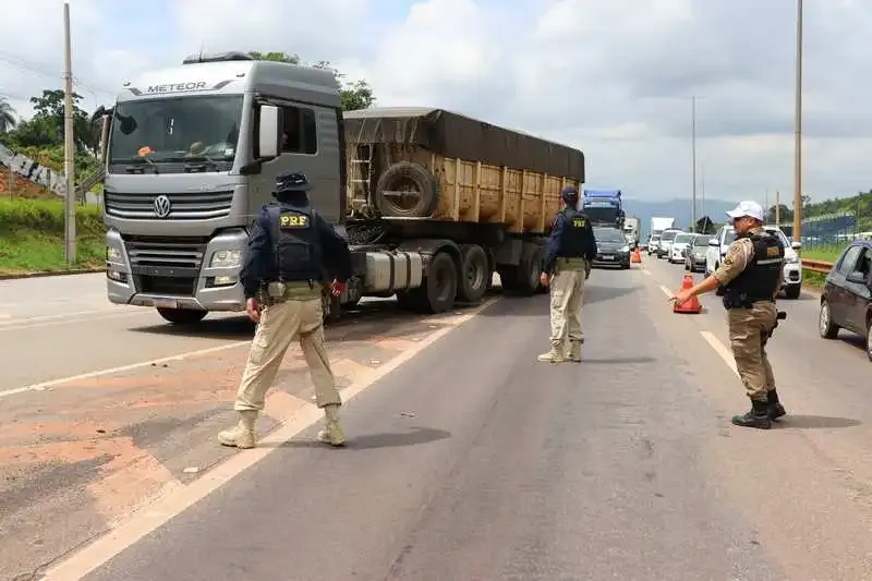 Agentes da PRF abordando carreta basculante na Fernão Dias em Minas Gerais