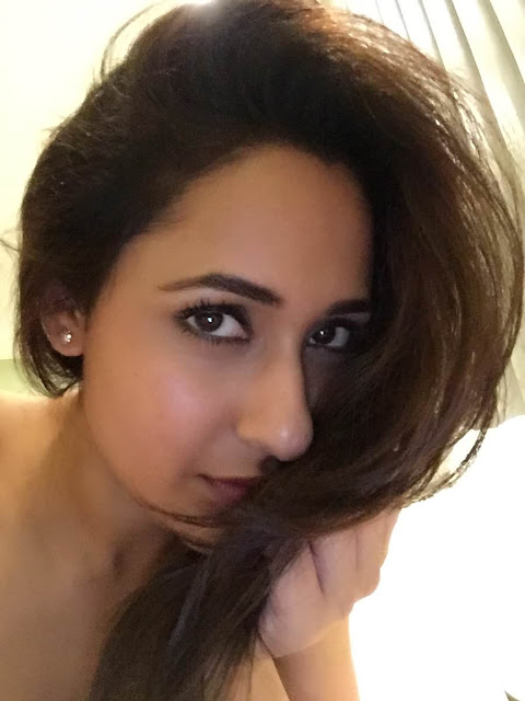 pragya jaiswal hot armpit navel cleavage pics 