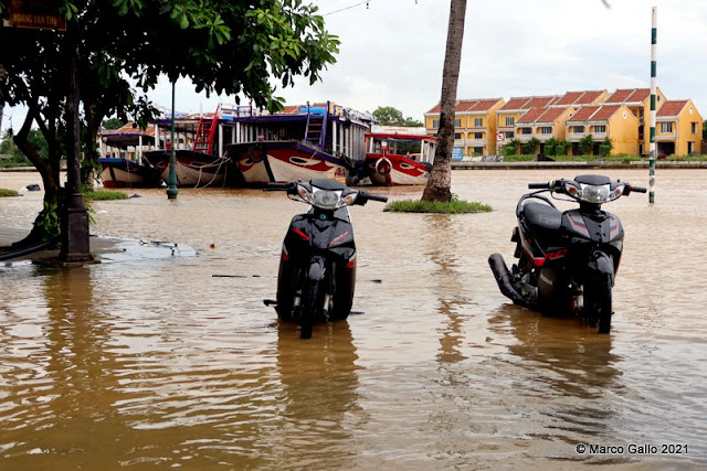 EL CENTRO DE LA CIUDAD DE HOI AN, VIETNAM SIEMPRE SE INUNDA EN EPOCA DE LLUVIAS