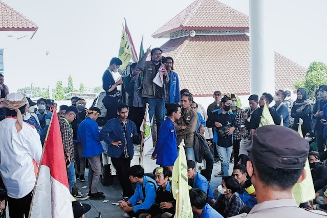 Unjuk rasa mahasiswa sempat tegang, DPRD Loteng lempar janji