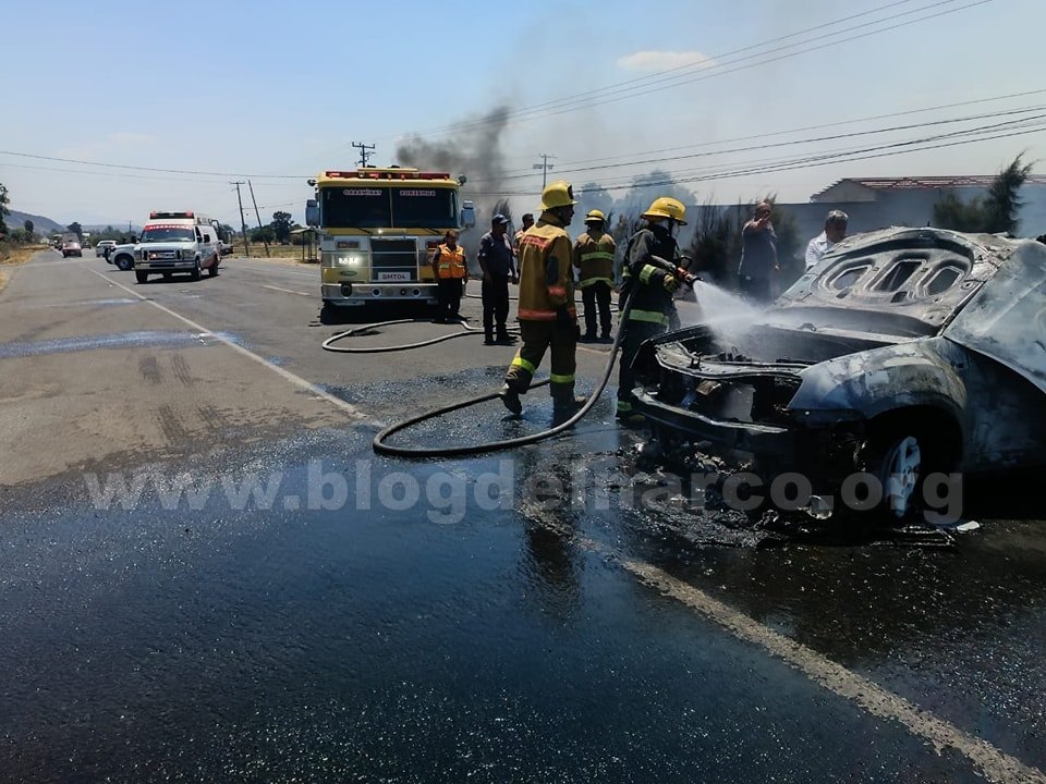Sicarios robaron vehículos a civiles inocentes y les prendieron fuego en la carretera Tarímbaro - Álvaro Obregón en Michoacán