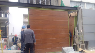 Fabricación de puertas corredizas de garaje con paneles de acero galvanizado - Prima Innova