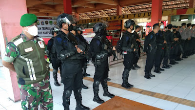 Babinsa Bersama Bhabinkamtibmas dan Tiga Pilar Amankan Jalur Mudik Lebaran H-3 Melalui Pos Pantau
