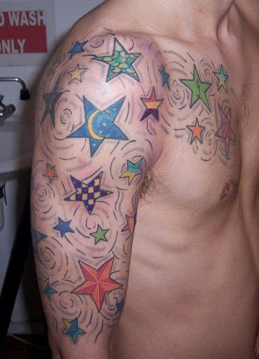 Estrelas coloridas de tatuagem para homens no peito a mão