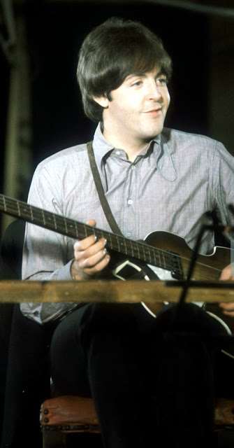 Paul McCartney tocando su bajo Hoffner durante la sesión de Abbey Road para grabar Paperback Writer y Rain, abril de 1966