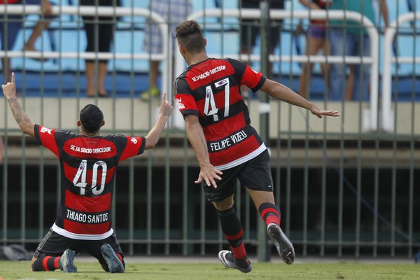 Meninos da base se destacam e Flamengo vence novamente