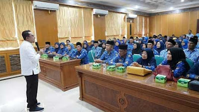 Penghormatan Terakhir, Bupati Tanah Datar Berikan Penghargaan kepada 122 ASN Purna Tugas