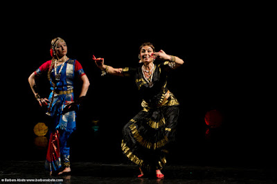 TEATRO GRECO DI ROMA Rassegna "Che Danza Vuoi?" XIV ediz. - 2011 ASSOCIAZIONE CULTURALE ORCHESTÉS presenta  "MATRI"  DEE E DONNE DALLE DANZE DELL'INDIA DEL SUD Marialuisa Sales e Marzia Colitti  Foto: Barbara Abate  19 ottobre 2011 Marialuisa Sales e Marzia Colitti Danze Liturgiche e Danze d’Amore dalla tradizione sacra dell’India. Protagoniste sono sempre le donne, donne innamorate, donne che si rapportano al loro Amato o alla Divinità, in una progressione di stati ove l’Amore umano si trasforma nell’Amore Divino. Foto: Barbara Abate