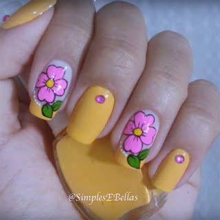 Unhas Amarelas Decoradas com Flores 