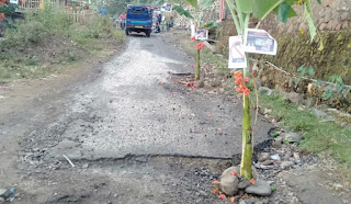 Tuntut Perbaikan Jalan, Mahasiswa Blokir Jalan Lintas Desa O'o Kecamatan Donggo