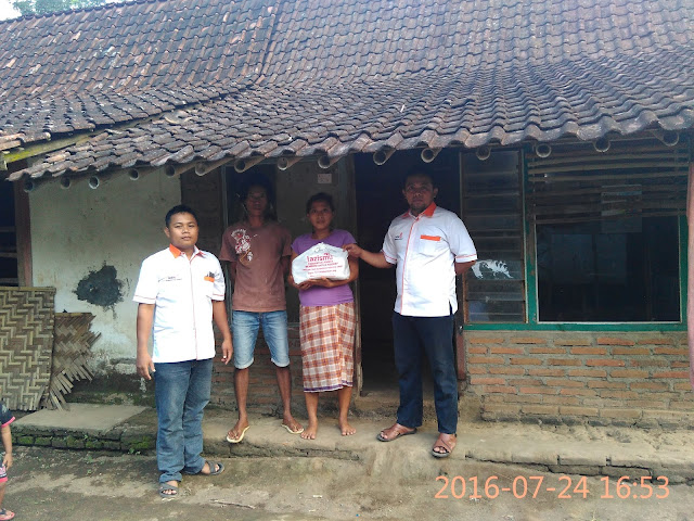 Kondisi Masyarakat Dhuafa yang Memperoleh Pembagian Snack dari Lazismu Jember