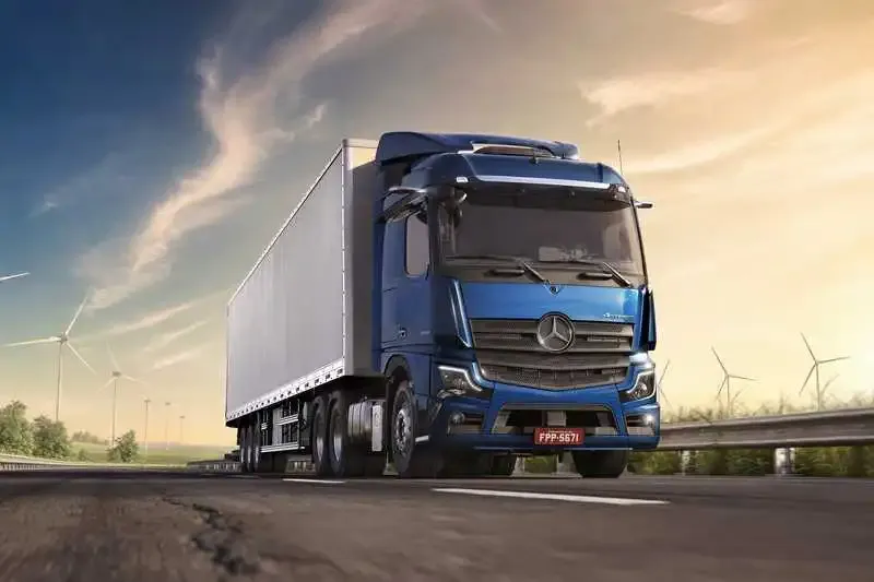 MB Actros 2548 azul na estrada