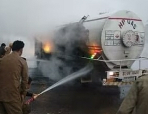 Cattle were being carried in a gas tanker, a sudden fire broke out