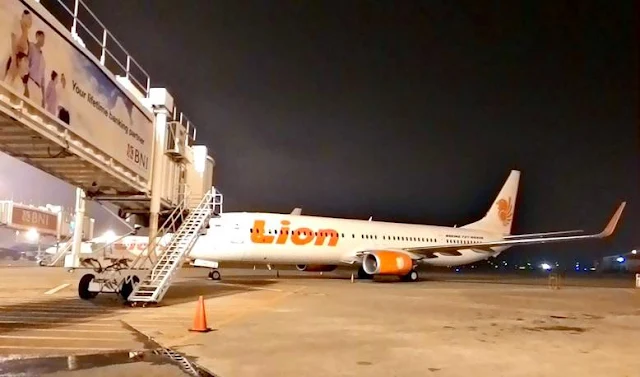 garbarata dan pesawat lion air di bandara soekarno