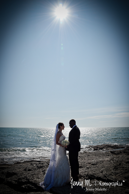 photo contre jour mariés sur la plage