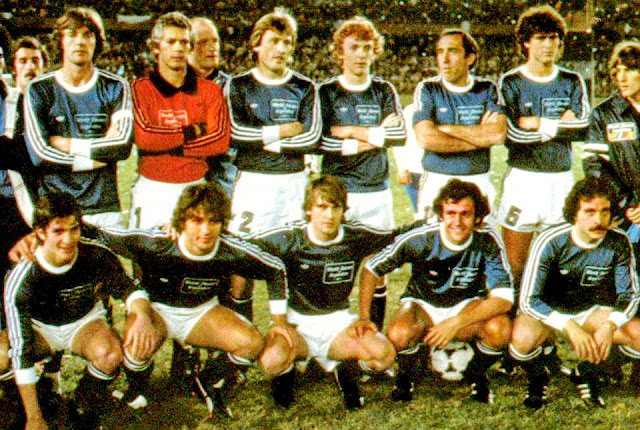 SELECCIÓN DE LA FIFA RESTO DEL MUNDO. Temporada 1978-79. Ruud Krol, Leão, Manfred Kaltz, Boniek, Asensi, Bruno Pezzey y Zico. Paolo Rossi, Cabrini, Tardelli, Platini y Causio. SELECCIÓN DE ARGENTINA 1 🆚 SELECCIÓN DE LA FIFA WORLD STARS 2 Lunes 25/06/1979. Partido amistoso de exhibición. Buenos Aires, Argentina, estadio Monumental. GOLES: ⚽1-0: Diego Armando Maradona. ⚽1-1: 69’, Luis Galván, en propia puerta. ⚽1-2: 73’, Zico.