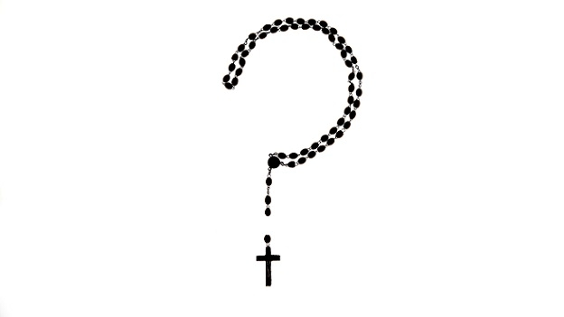 Crucifijo (rosario) acomodado en forma de signo de interrogación | Ximinia