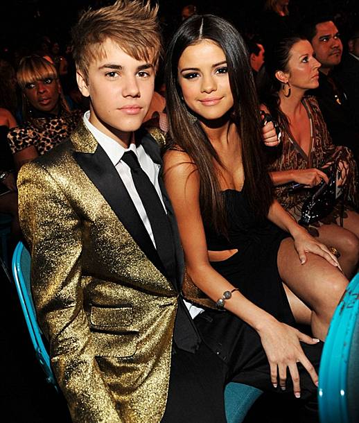 Justin Bieber dan Selena Gomez Bercinta (Berciuman dan Berpelukan) di Billboard Music Awards - FaceLeakz