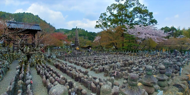 cemiterio com estatuas de pedra