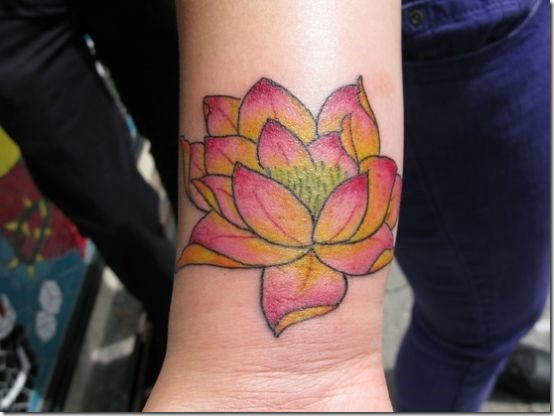 tendance_fleur_de_lotus_tatouage_sur_le_poignet