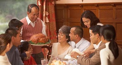 This Thanksgiving dinner looks so good this family's gonna be letting out a bunch of Paul Falsones afterward.