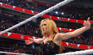 Becky Lynch atacó a Xia Li y la retó a una lucha en el próximo RAW.