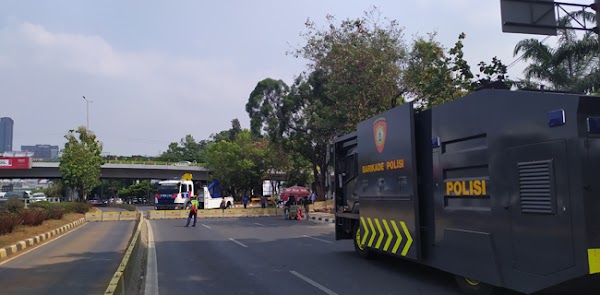 Jelang Demo Emak-Emak, Akses Jalan Depan DPR Ditutup
