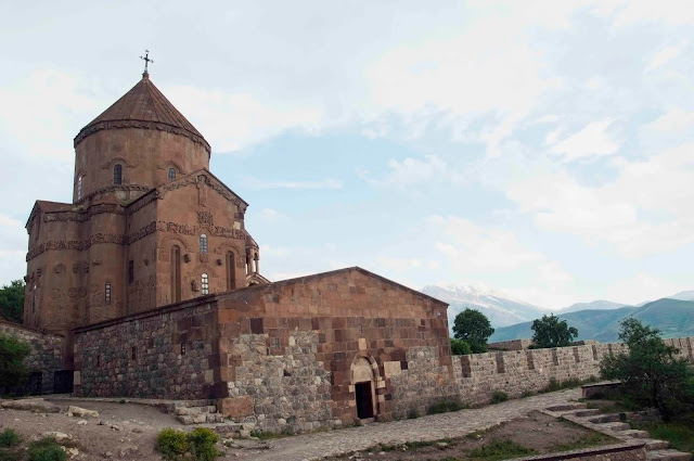 собор святого креста, древняя церковь, тысячелетняя посторойка 