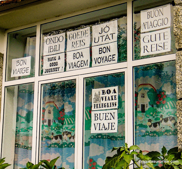 Escola infantil decorada com frases de boas vindas aos peregrinos no Caminho de Santiago, em Pontecessures