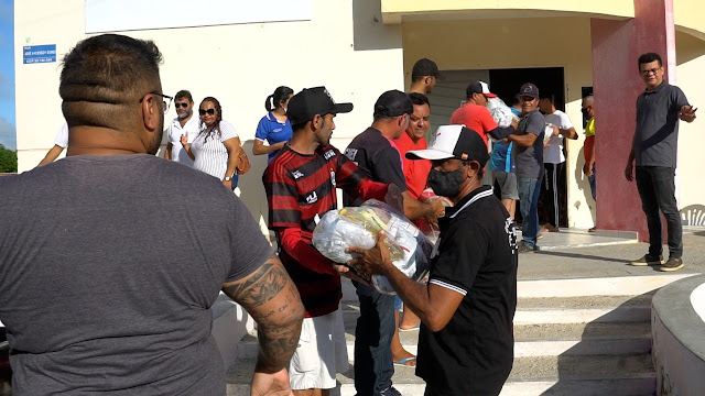 Prefeitura realiza ação "Caraúbas Solidária" e entrega 14 toneladas de alimentos às famílias