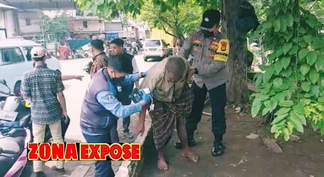 Bentuk Kepedulian Pengayom Masyarakat 'Bhabinkamtibmas Roa Malaka Polsek Tambora Bantu Tunawisma Yang Sakit di Pinggir Jalan Perniagaan