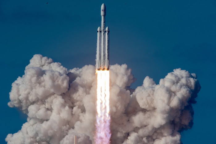 Falcon Heavy gồm ba tên lửa đẩy, mỗi tên lửa đẩy có 9 động cơ đẩy, tạo ra tổng cộng một lực 22.819 kilonewton để đưa khối lượng 64.000 kg lên quỹ đạo. Hình ảnh: SpaceX.