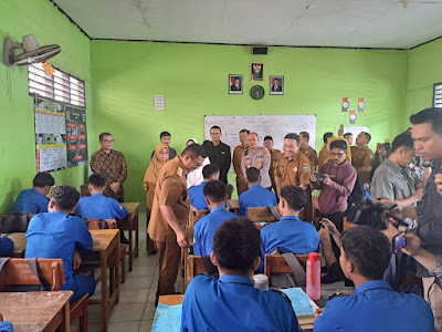 Program Makan Bergizi Gratis di SMKN 1 Anyar, Kapolsek Anyer Polres Cilegon Dampingi Gubernur Banten