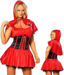 Foto de una mujer vestida de Caperucita Roja para Halloween