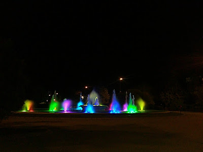 Parque grande de Zaragoza fuentes con luces de colores