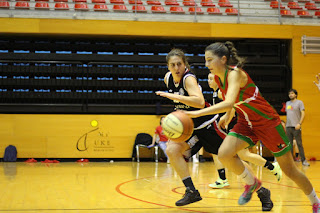 Partido de baloncesto entre el Ausarta Barakaldo Est y el Araba