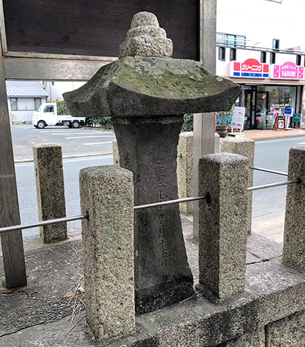 浅間神社鳥居前の由緒書き裏には鳥居に向かって右に「遠江國敷知郡淺田村」、裏に「延享二年乙丑九月十五日」（延享二年は西暦1745年）と刻まれており江戸中期以降の遷座等を考える材料になる（2019年1月12日撮影）